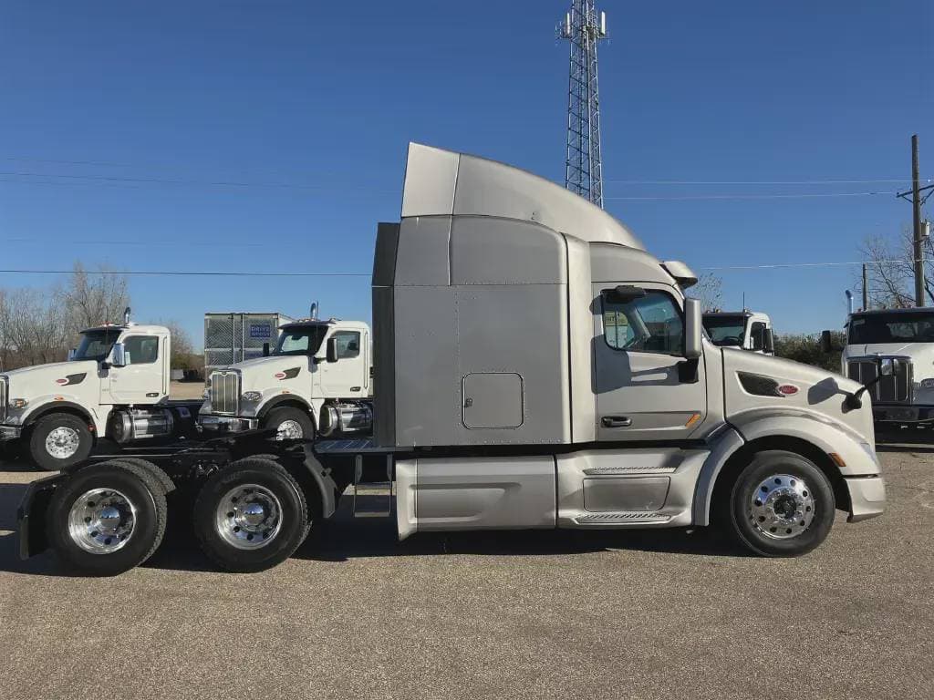 2022 Peterbilt 579 image 4