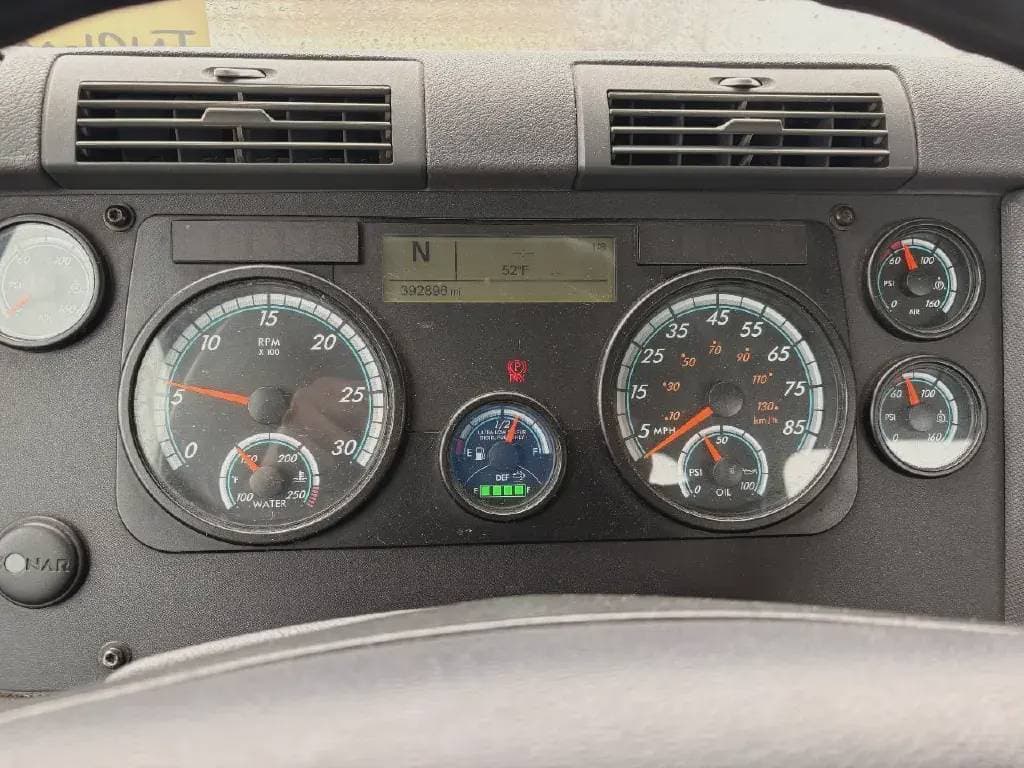 2017 Freightliner Cascadia 113 image 9