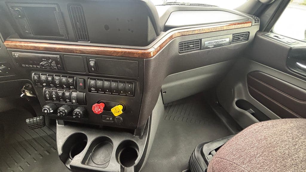 Used 2021 INTERNATIONAL LT625 image 17
