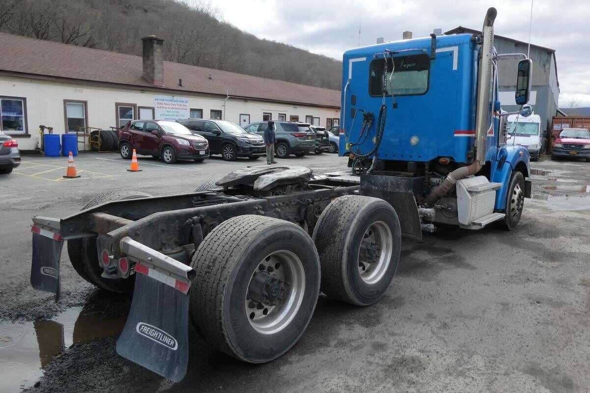 2015 Freightliner Coronado image 4