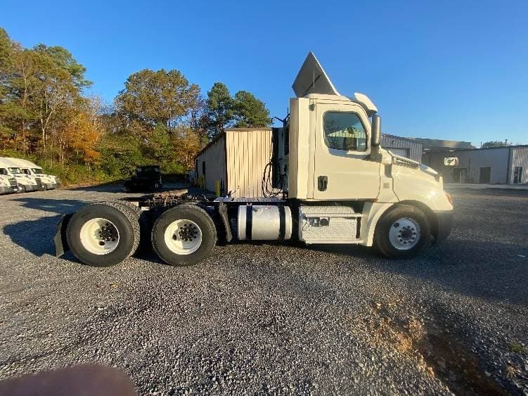 2019 Freightliner Cascadia 126 Day Cab Truck - 435HP, 12 Speed Automatic image 8