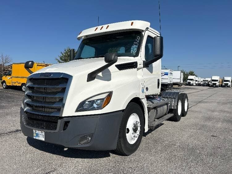 2019 Freightliner Cascadia 126 Day Cab Truck - 435HP, 10 Speed Manual image 3