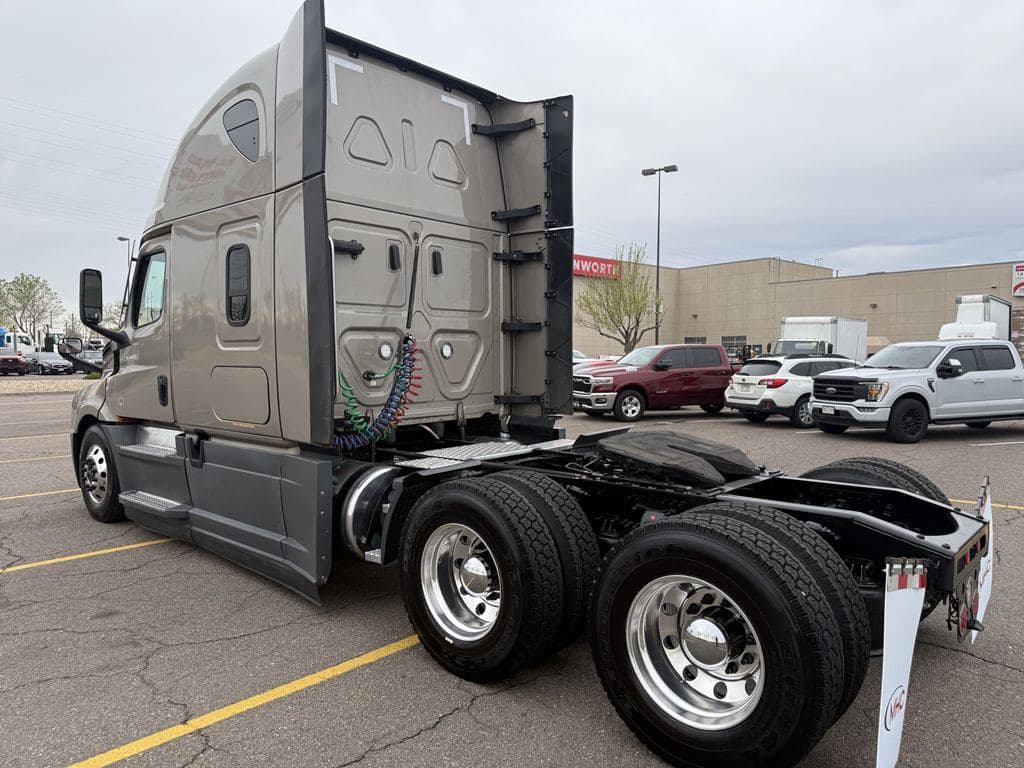 Used 2024 FREIGHTLINER PT126064ST image 12