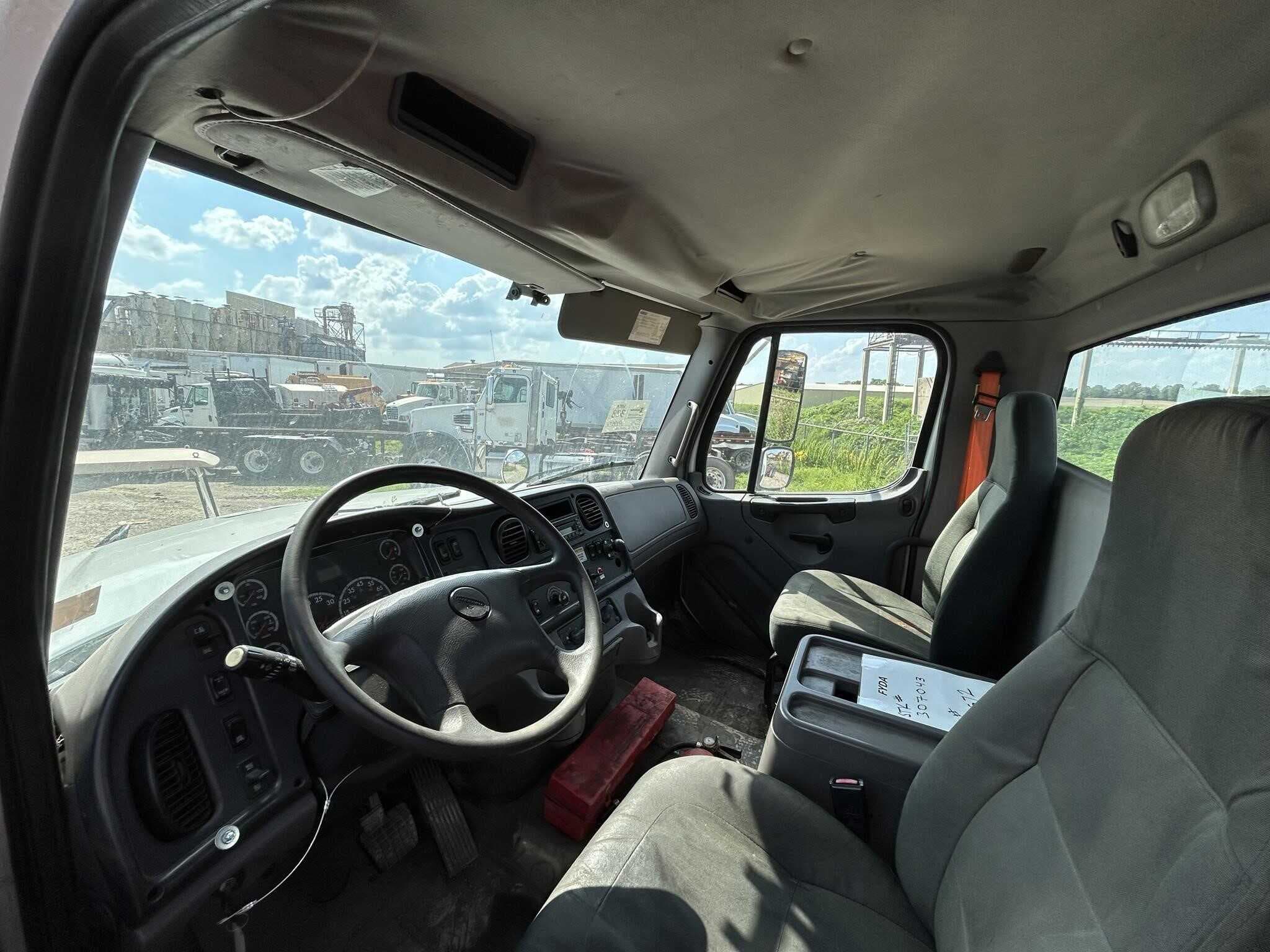 2010 Freightliner M2 112 image 5