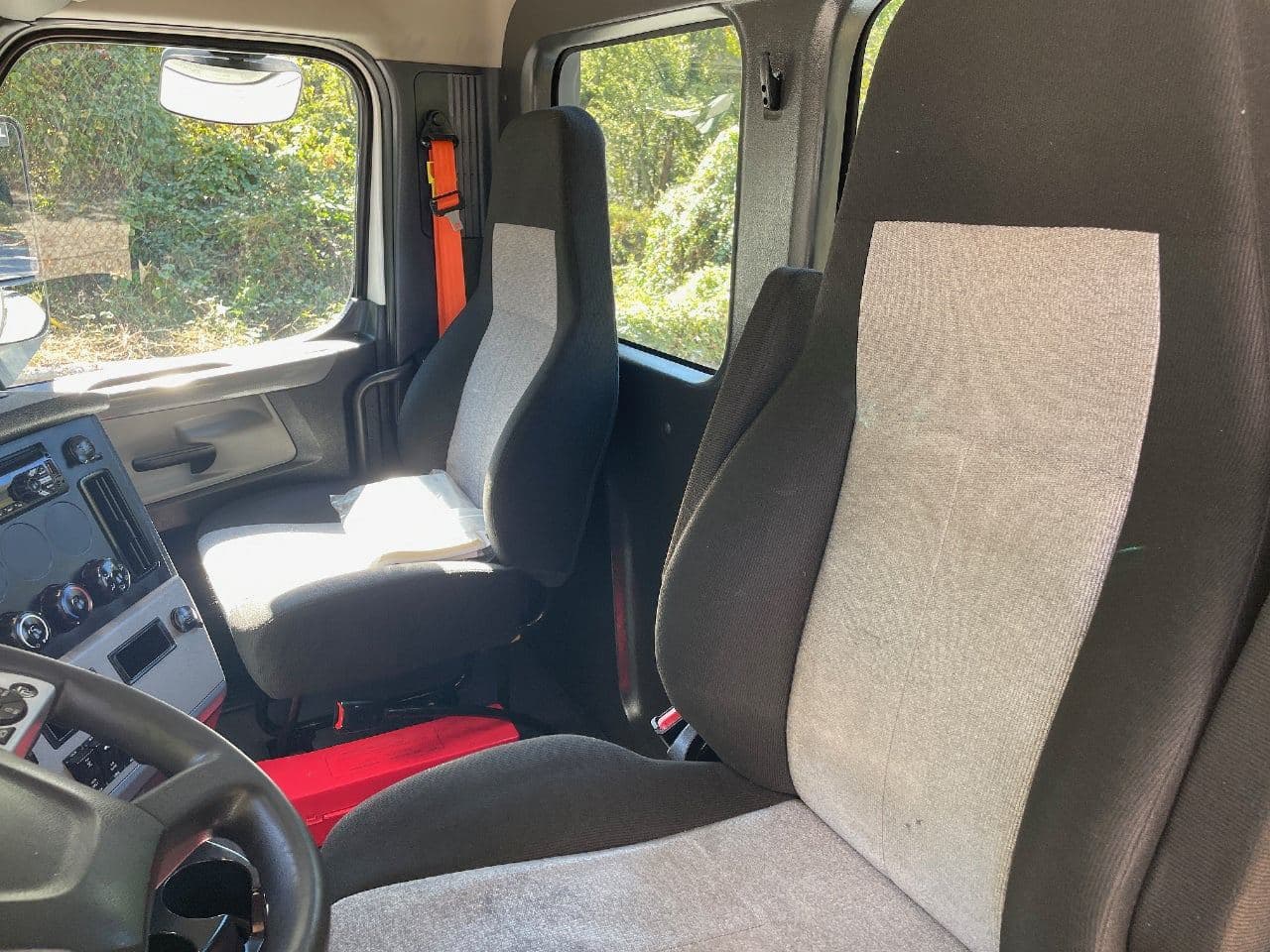 2020 Freightliner Cascadia 126 image 19