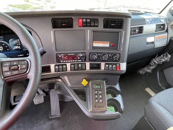 2025 Kenworth T880 image 23
