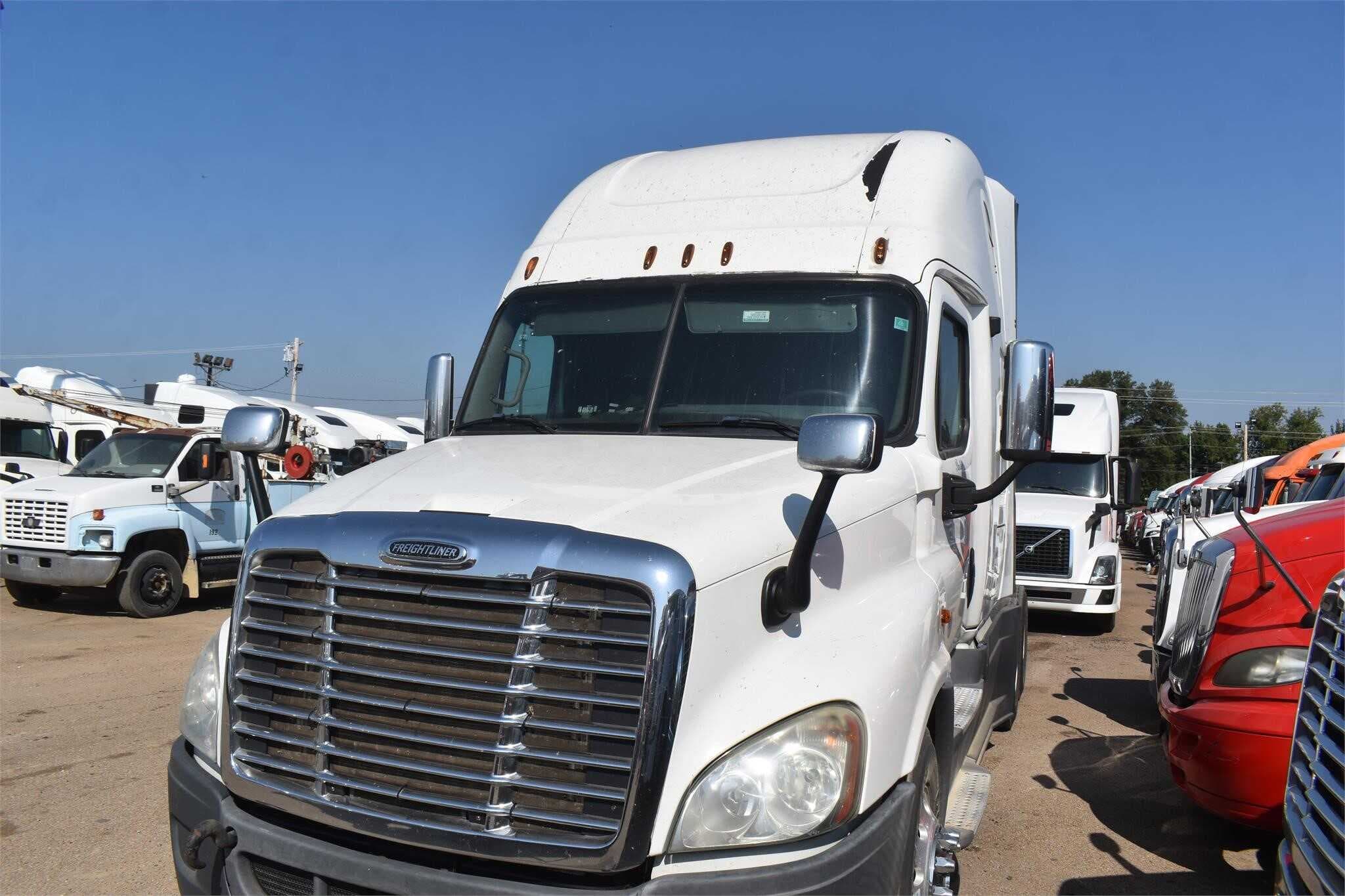 2013 Freightliner Cascadia 125 image 2