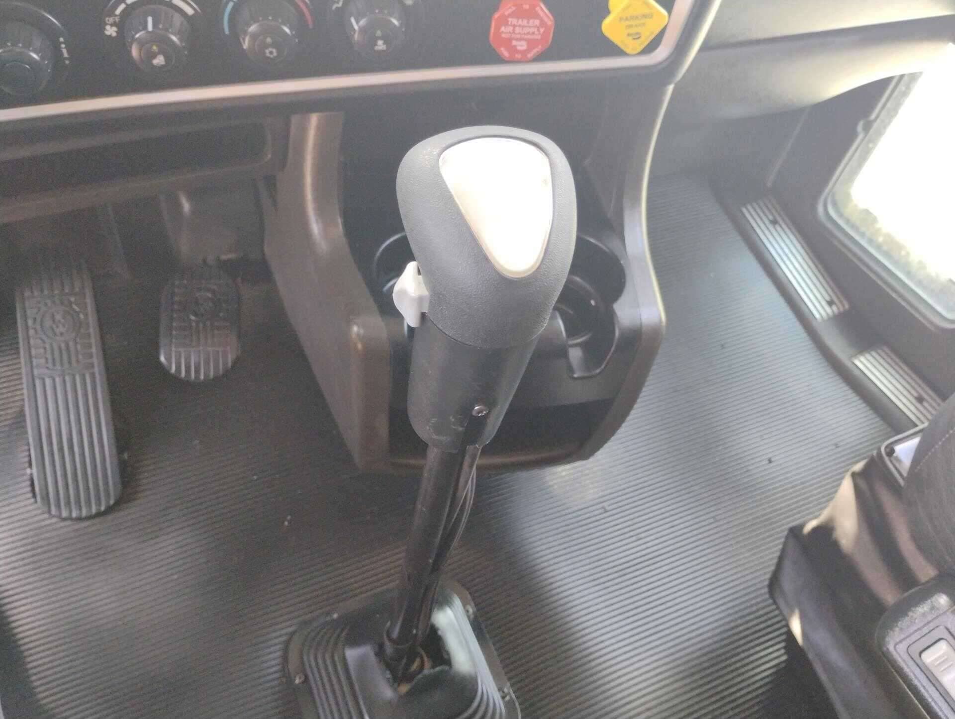 2019 Kenworth T8 Series image 18