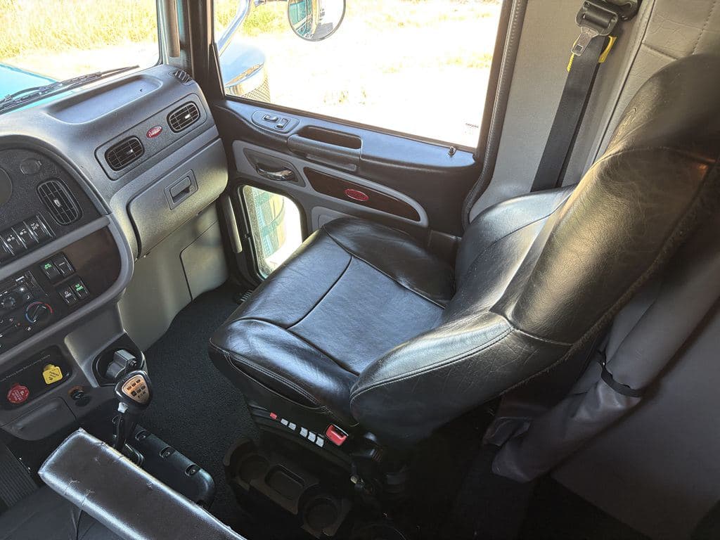 Used 2024 PETERBILT 389 image 25