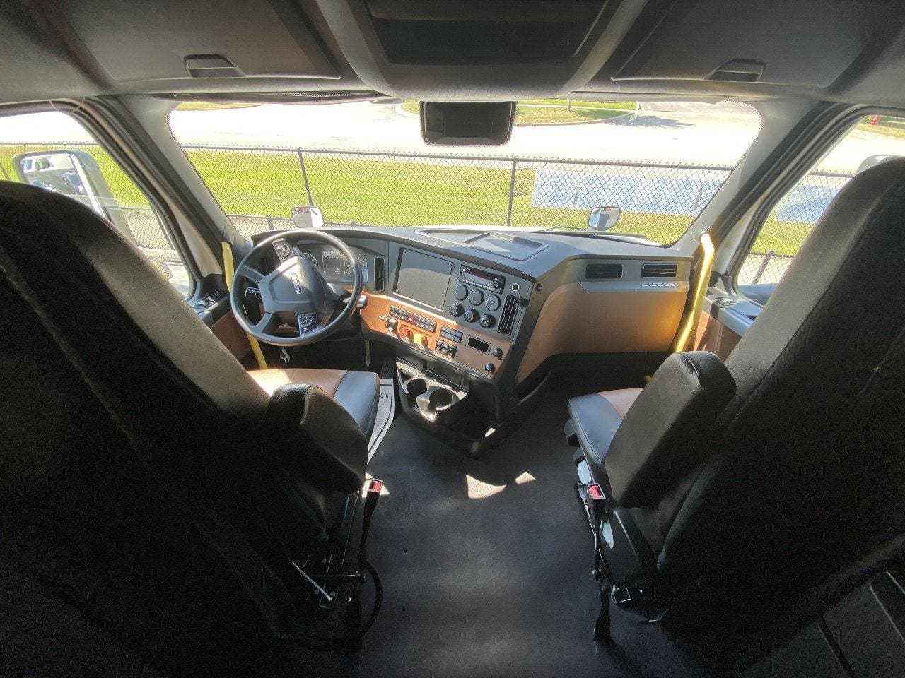 2021 FREIGHTLINER Cascadia CA126 Tandem Axle Sleeper image 12