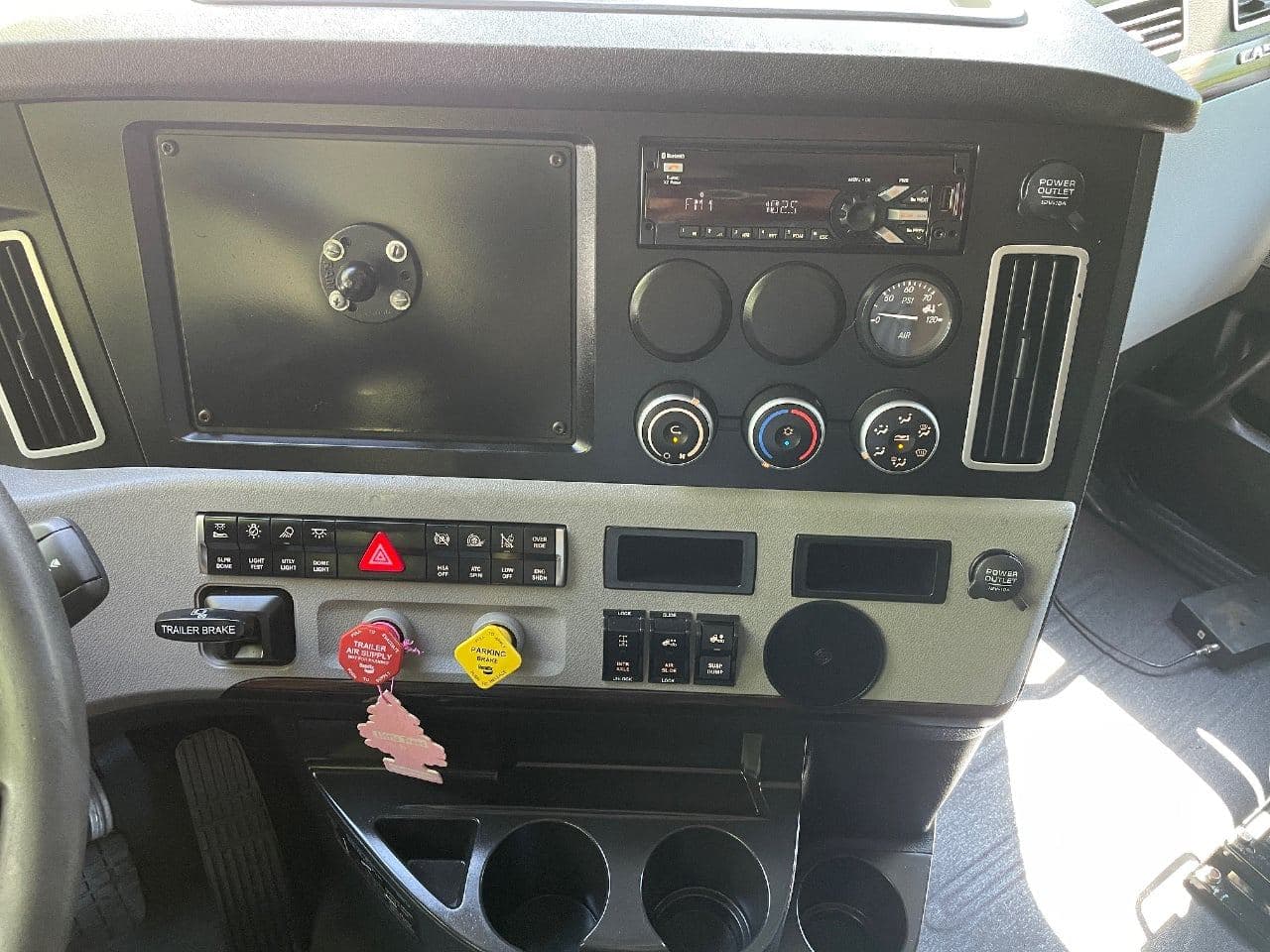 2020 Freightliner Cascadia 126 image 24