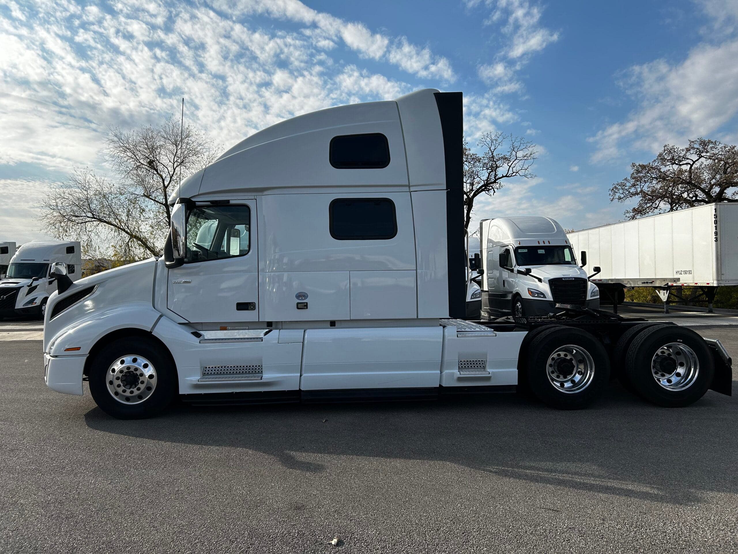 2024 Volvo VNL860 image 3