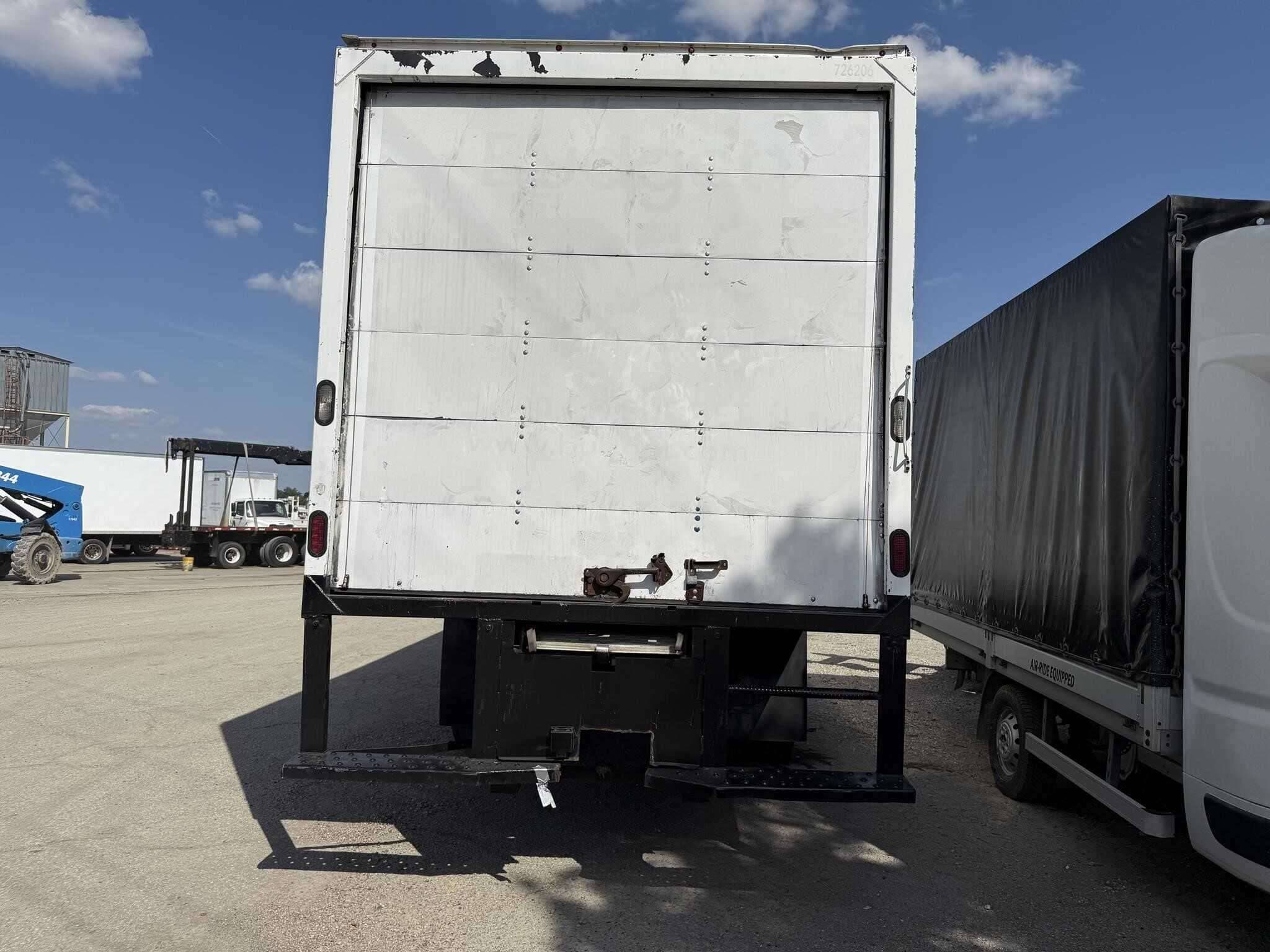 2017 Freightliner M2 image 9