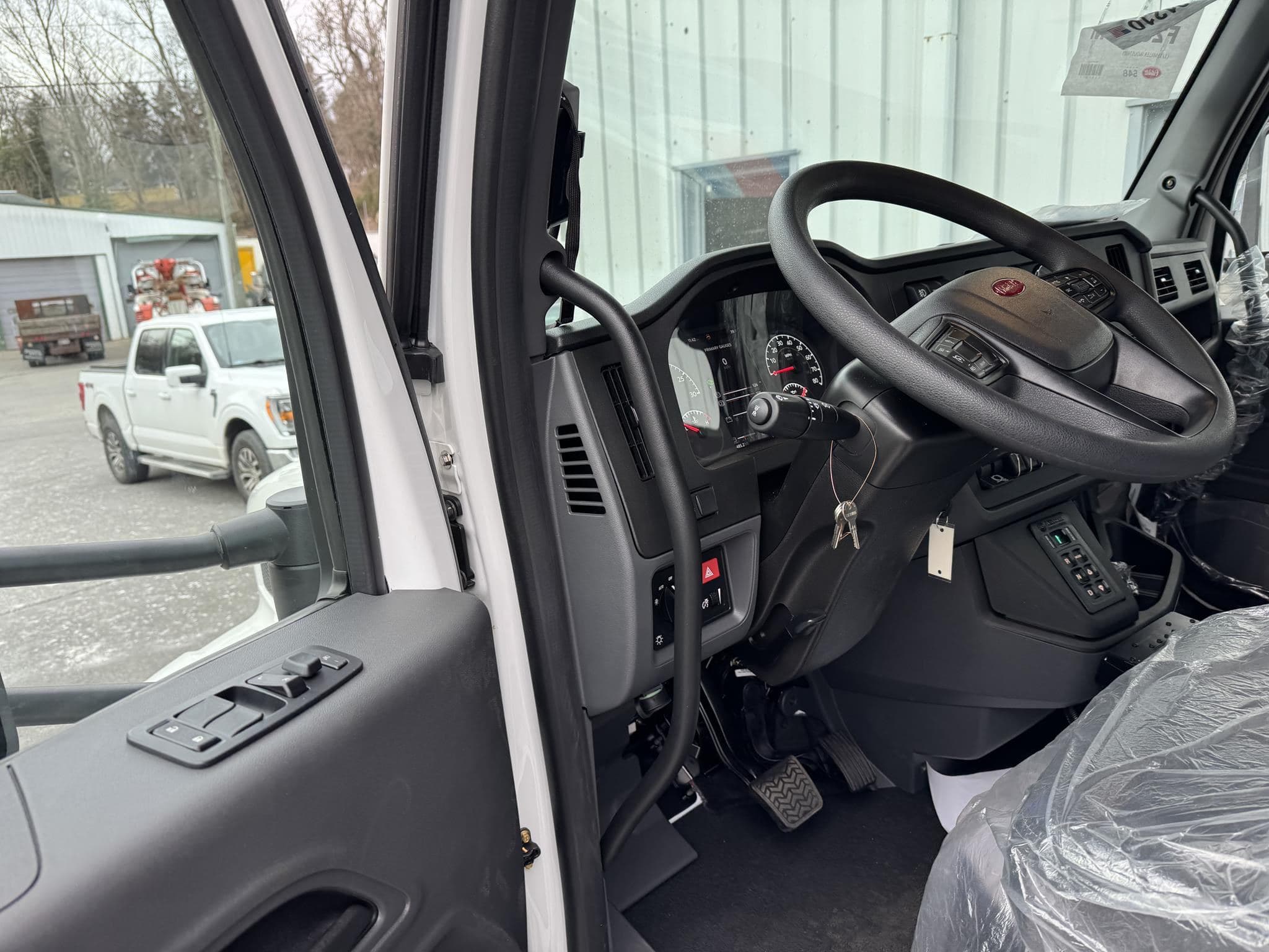 2027 Peterbilt 548 image 7