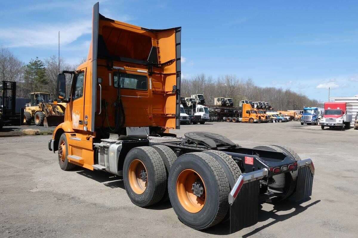 2020 Volvo VNR image 3