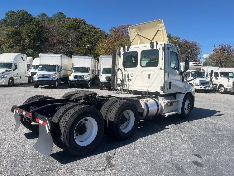 2019 Freightliner Cascadia 126 Day Cab Truck - 435HP, 12 Speed Automatic image 7