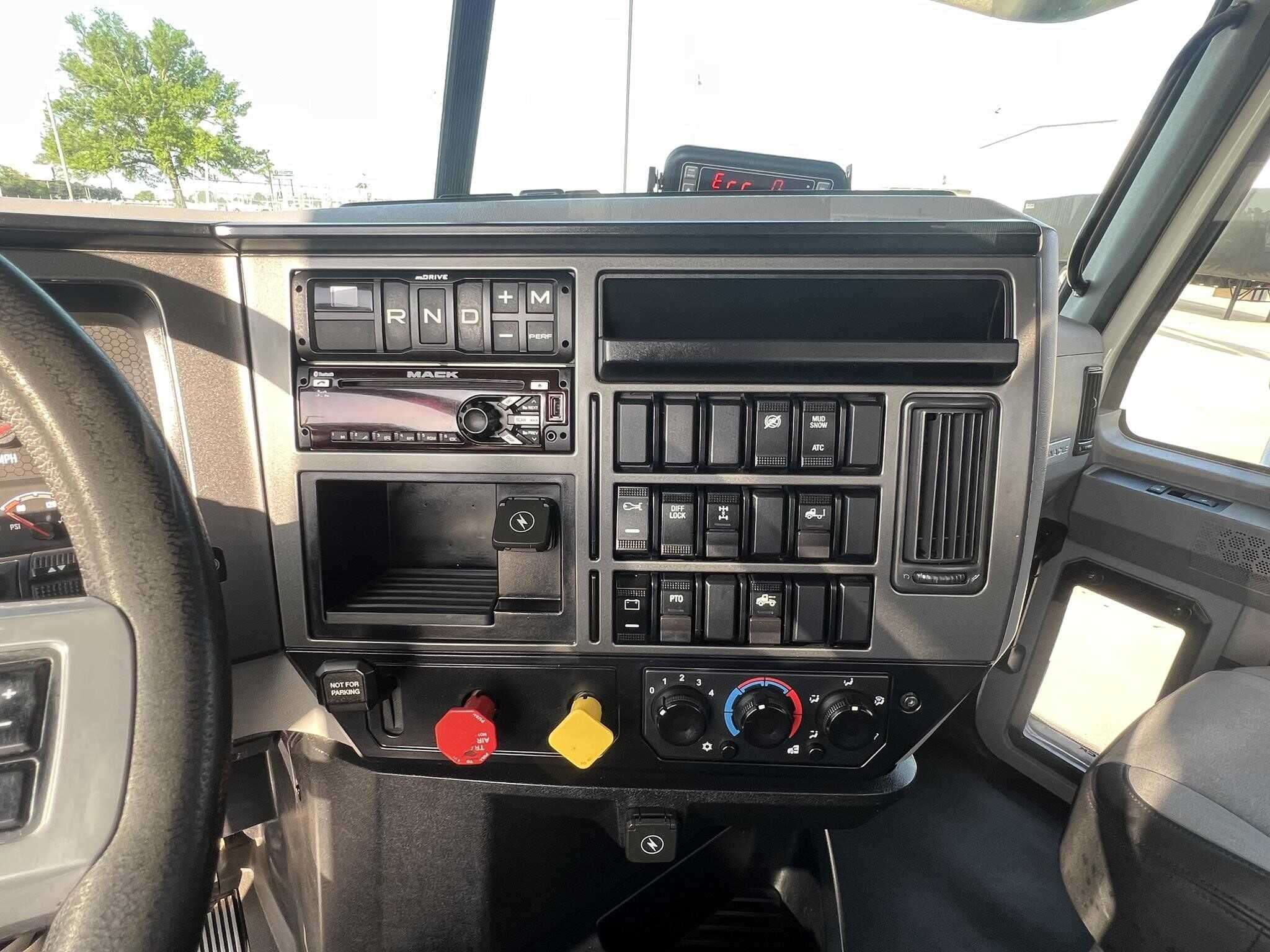 Used 2020 MACK PINNACLE Conventional - Day Cab  image 9