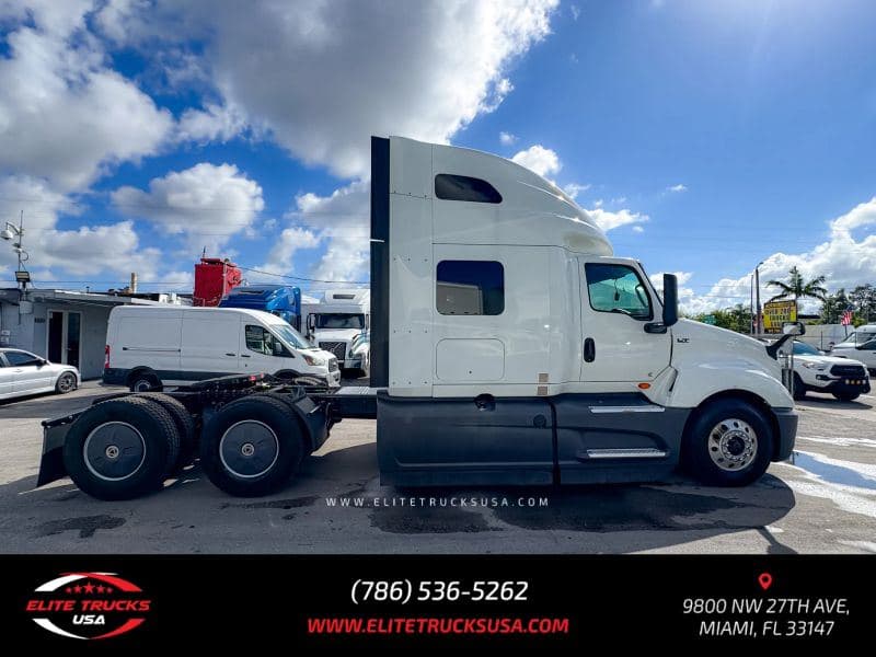 2022 International LT625 image 7