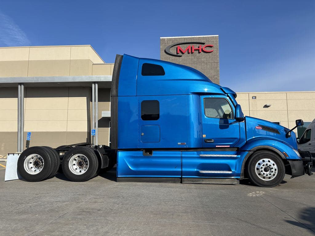 Used 2022 PETERBILT 579 image 15