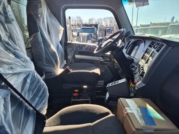 2025 Kenworth T880 image 17
