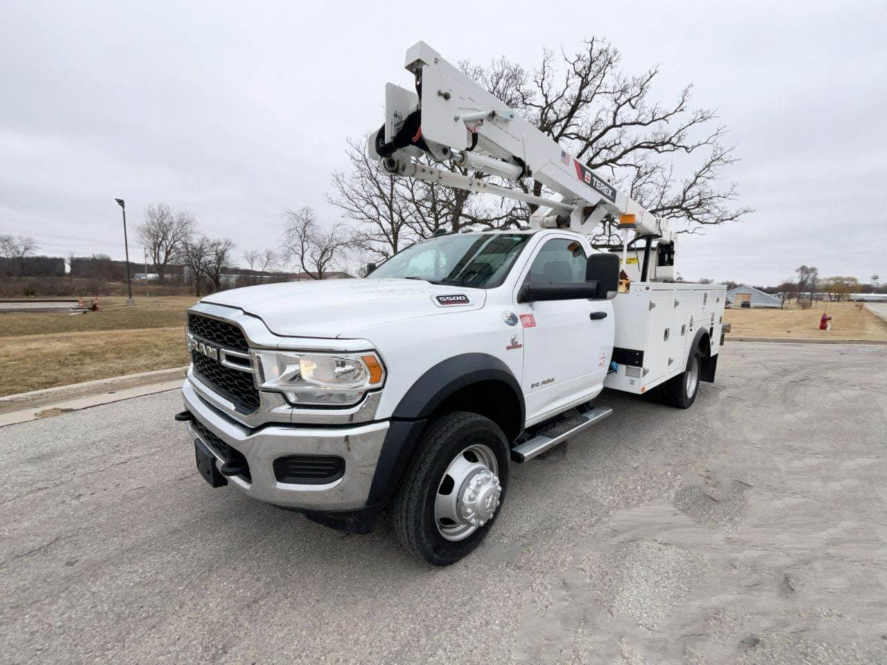 2022 RAM 5500 Boom / Bucket Truck - 360HP image 1