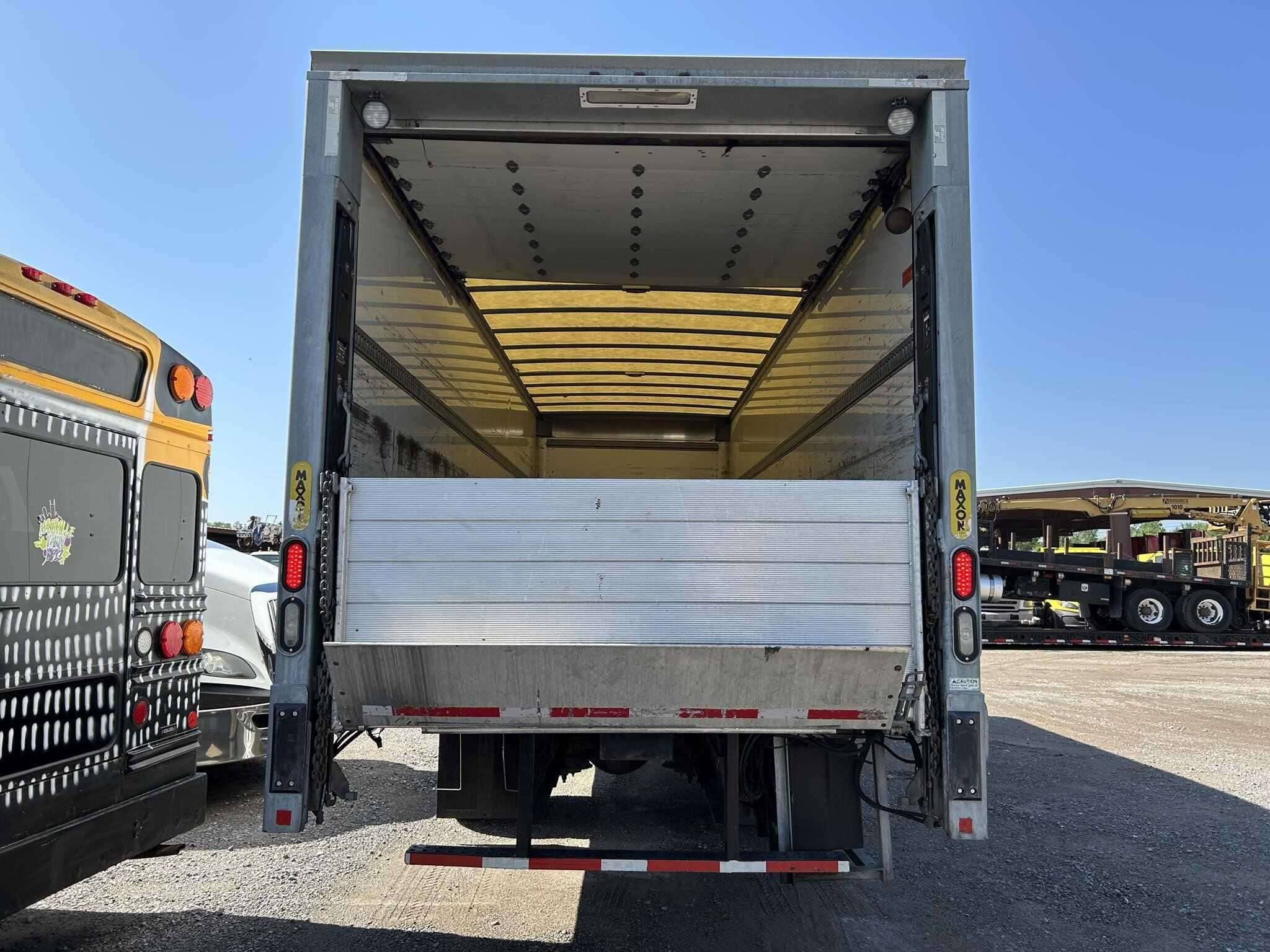 2019 Freightliner M2 image 2