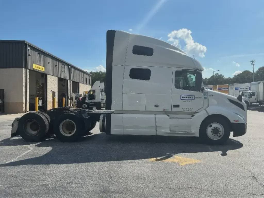 2022 Volvo VNL image 5