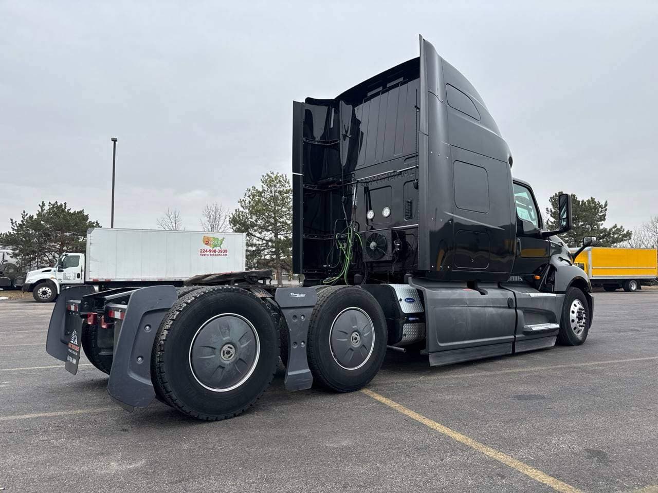 2022 International LT625 image 4