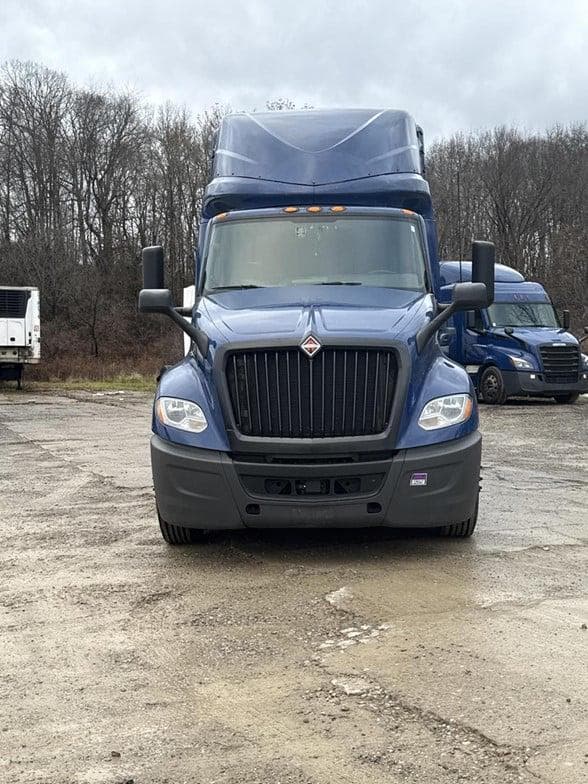 2021 International LT image 2