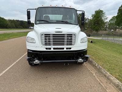 2019 Freightliner M2 image 2