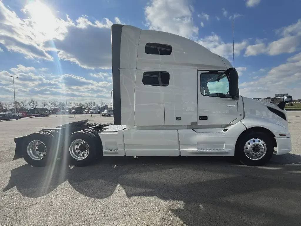 2022 Volvo VNL image 3