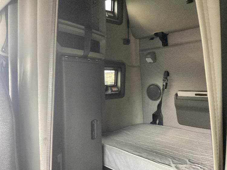 2022 Volvo VNL image 9