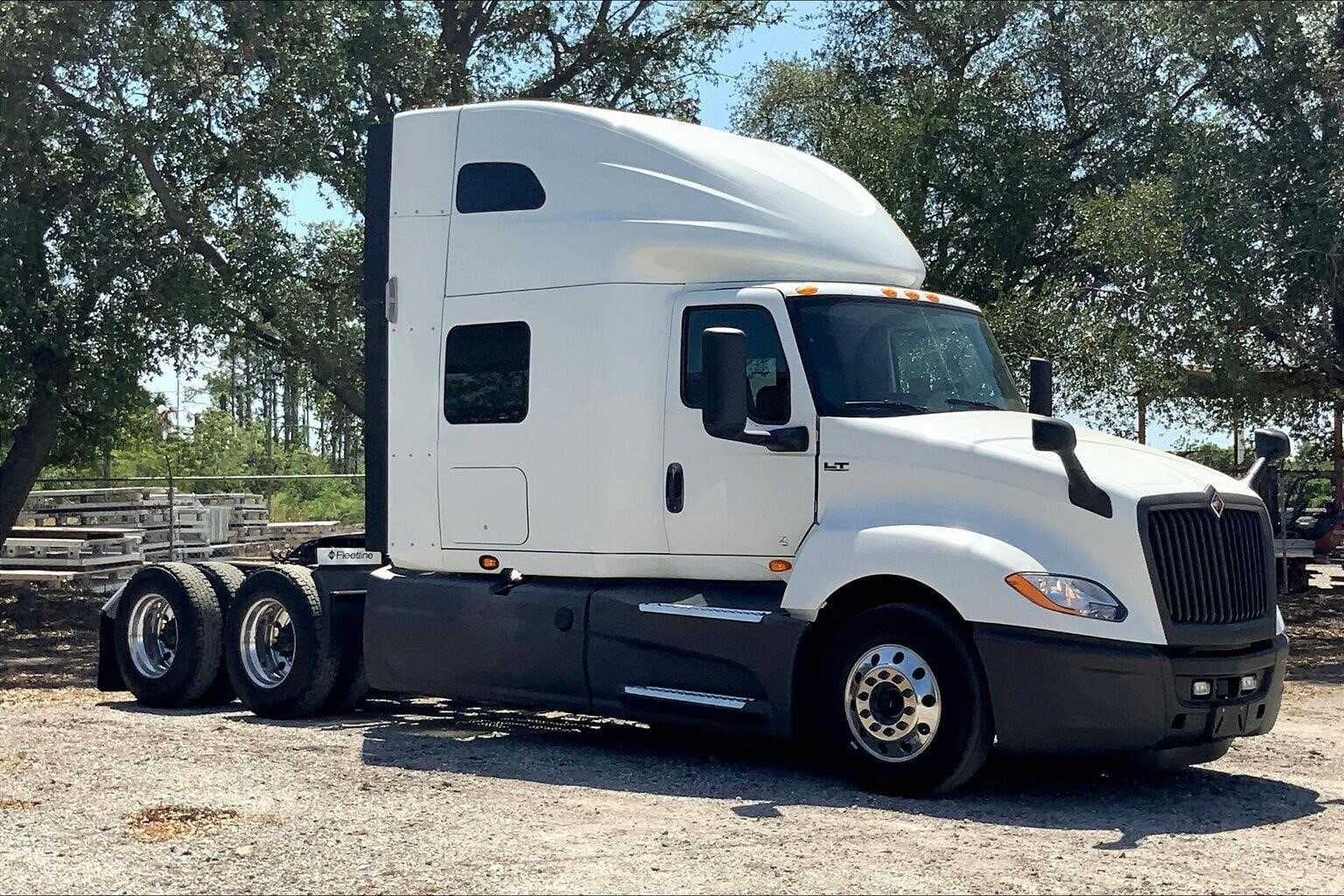 2021 International LT625 image 2