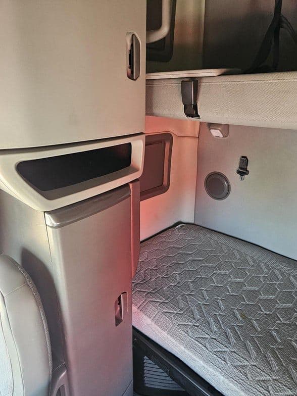 2023 Volvo VNL64T760 image 7