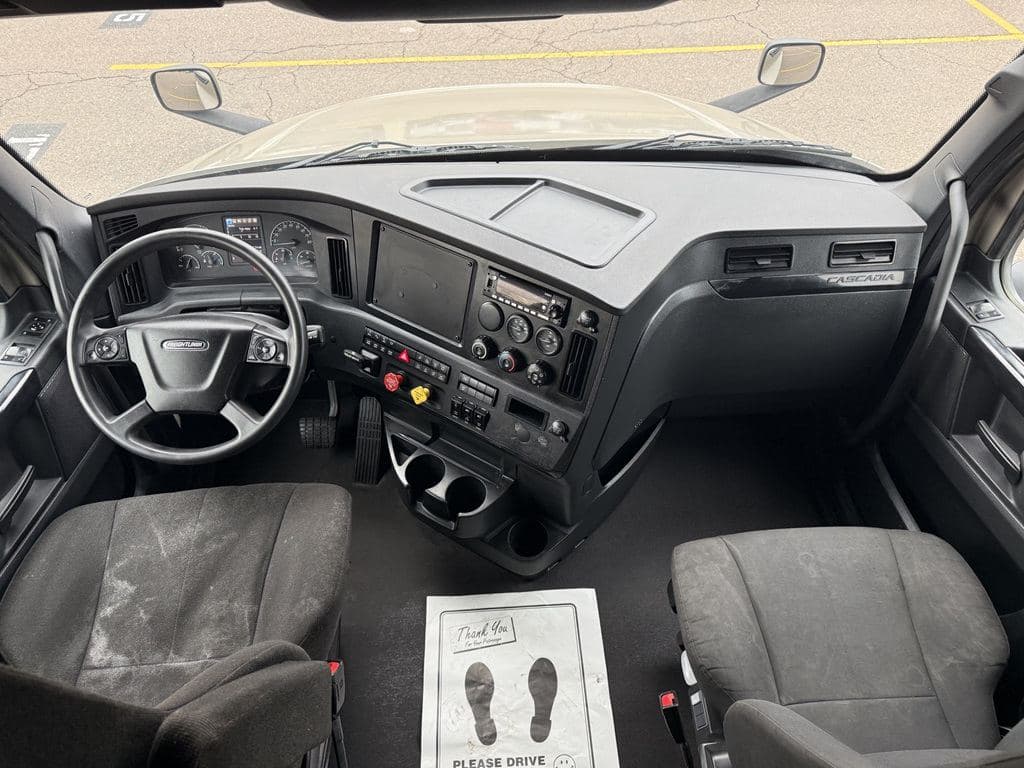 Used 2024 FREIGHTLINER PT126064ST image 14