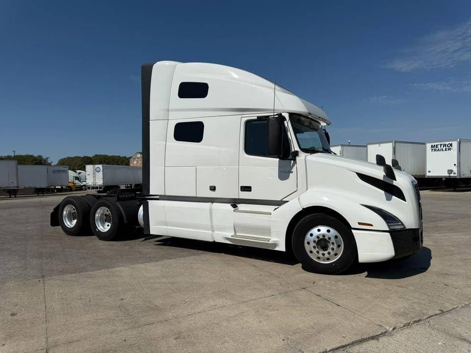 2022 Volvo VNL image 5
