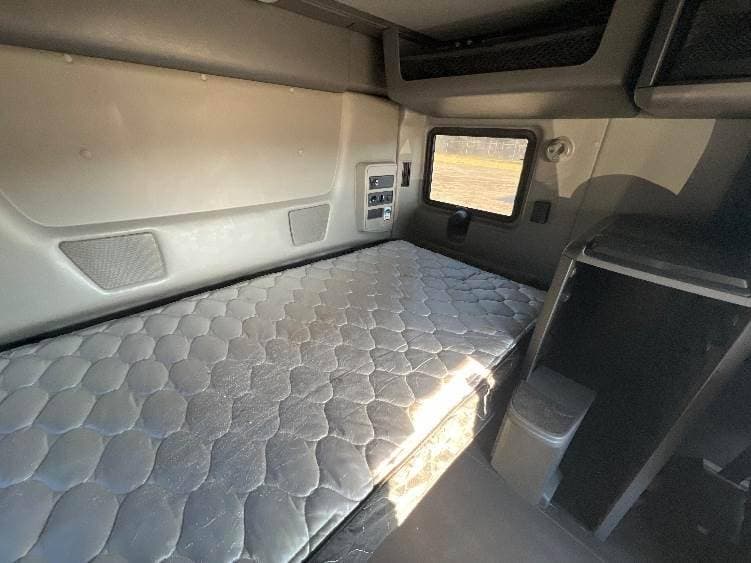 2022 International LT625 image 6