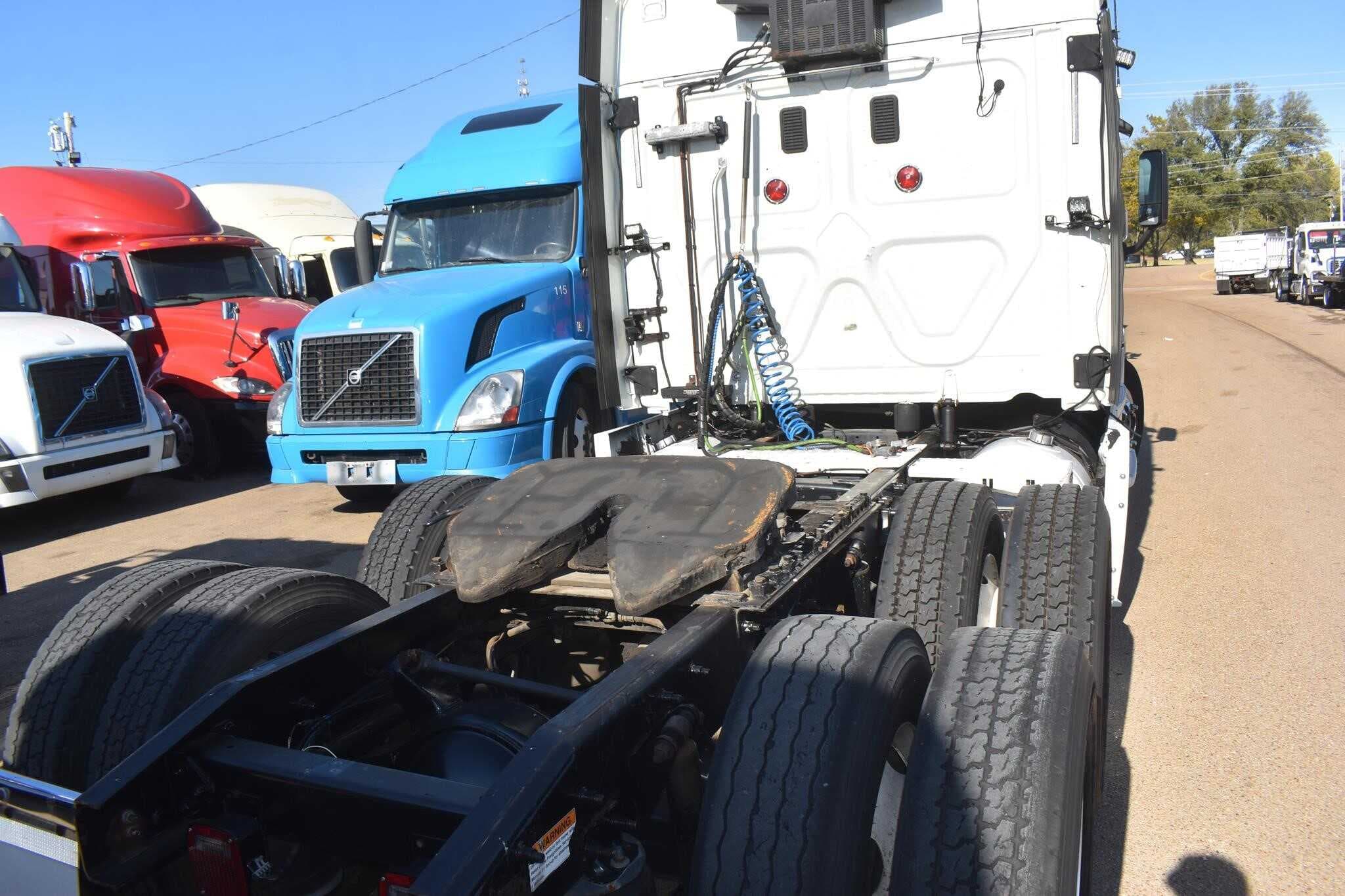 2013 Freightliner Cascadia 125 image 2