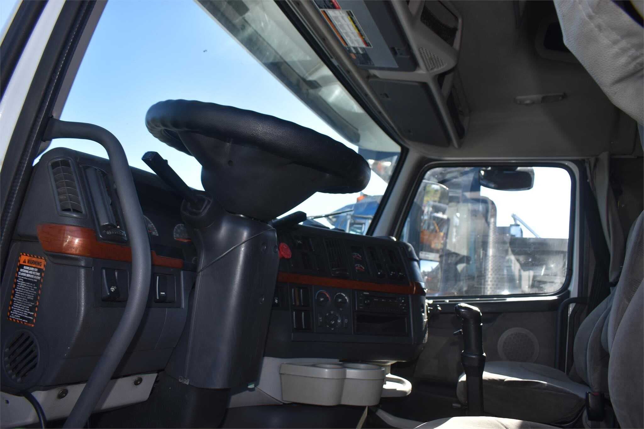 2010 Volvo VNL670 image 4