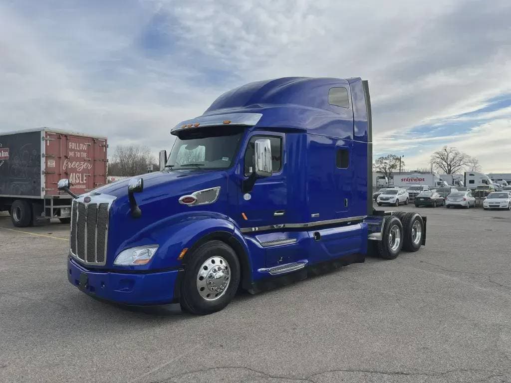 2022 Peterbilt 579 image 1