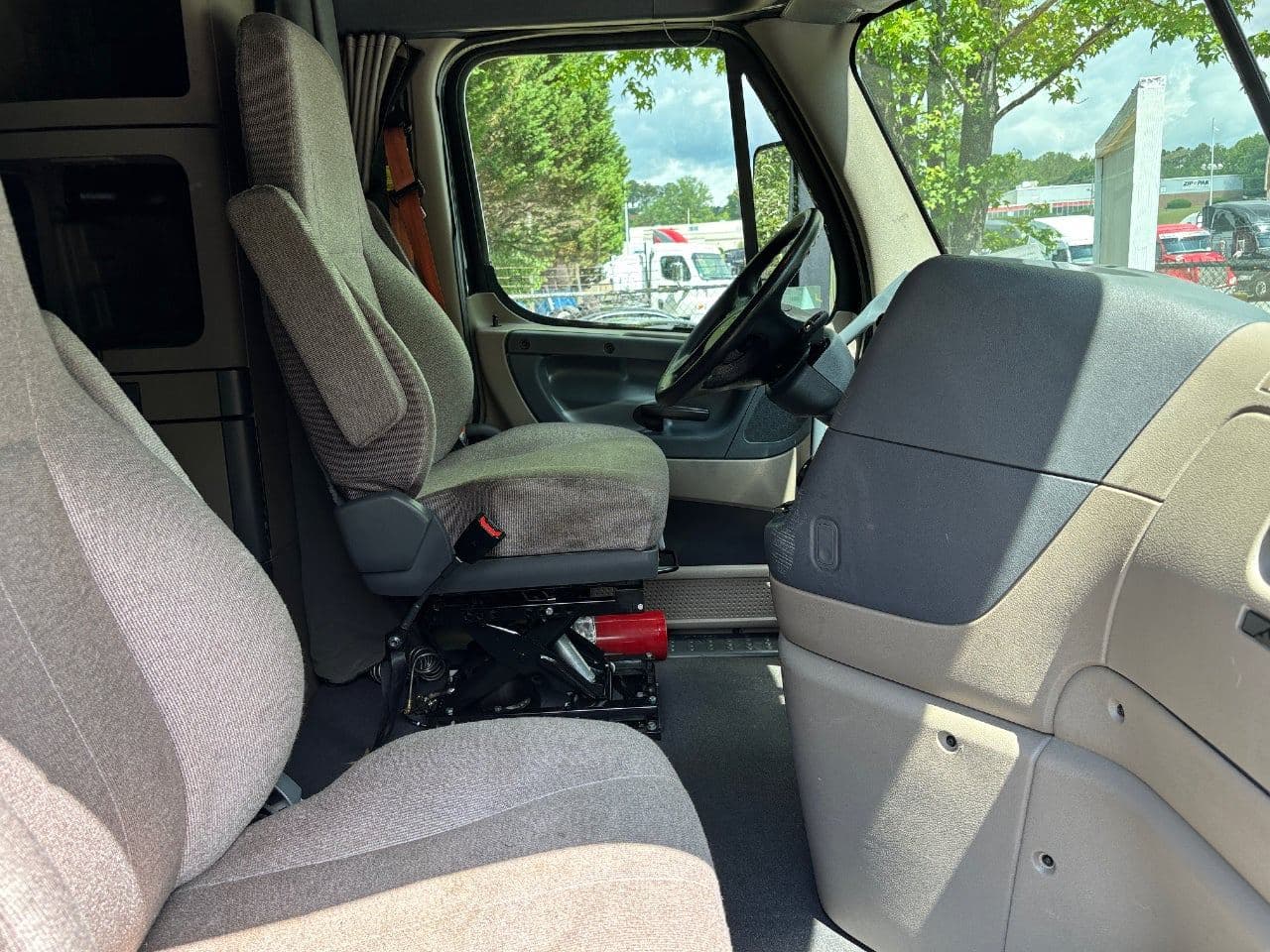 2020 Freightliner Cascadia 125 image 28