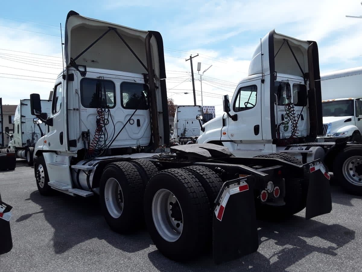 Used 2019 FREIGHTLINER Conventional - Day Cab - CASCADIA 125 For Sale image 6