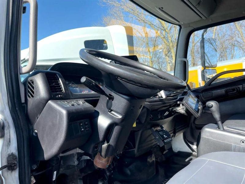 2015 Hino 268 image 22