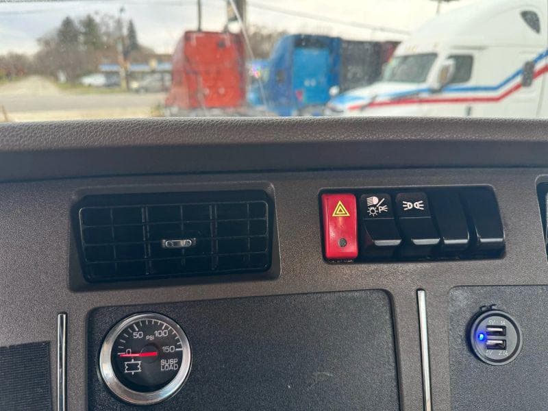 2015 Kenworth T880 image 32