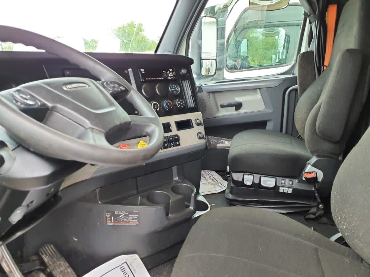 Used 2019 FREIGHTLINER Conventional - Sleeper Truck - CASCADIA 126 For Sale image 6