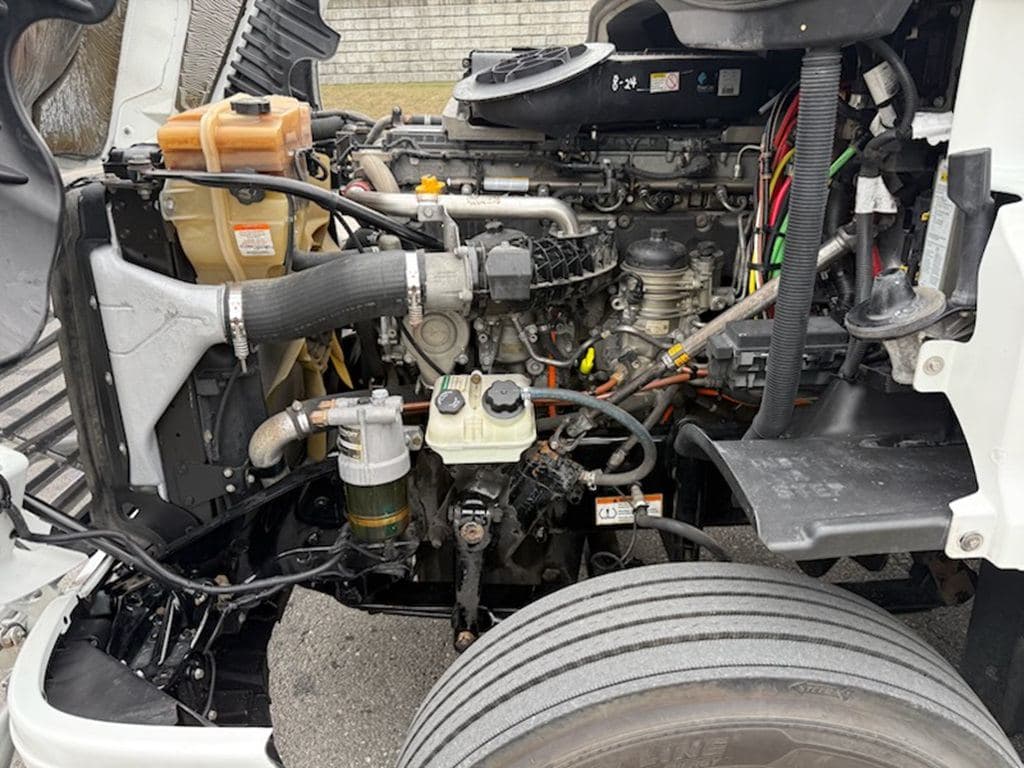 Used 2019 FREIGHTLINER CA12564DC image 6