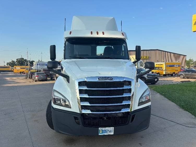 2019 Freightliner Cascadia 126 Day Cab Truck - 435HP, 12 Speed Automatic image 2