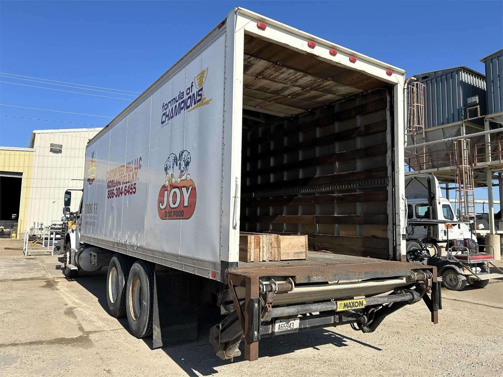 2011 Freightliner M2 image 2