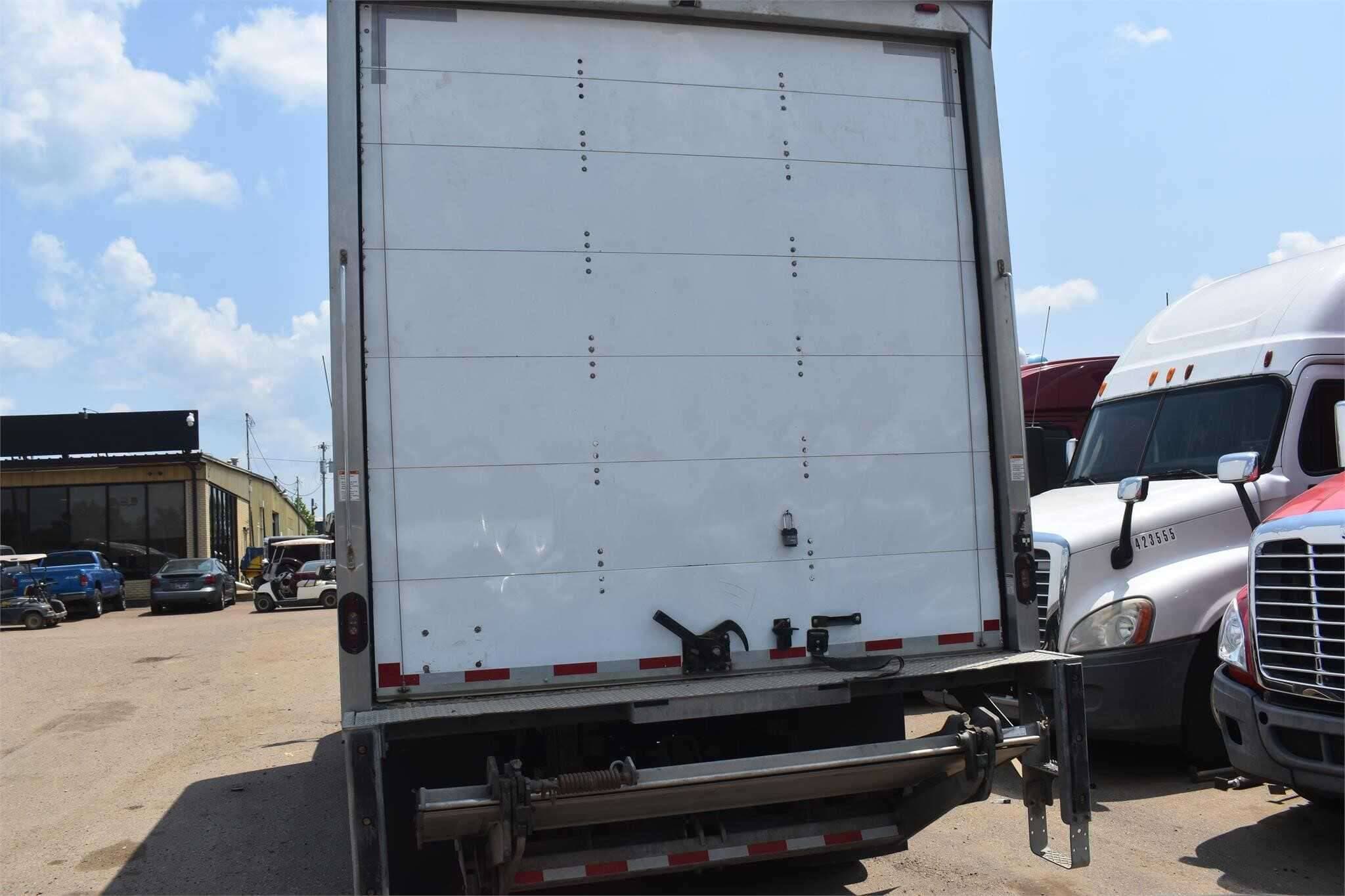2020 Freightliner M2 image 3
