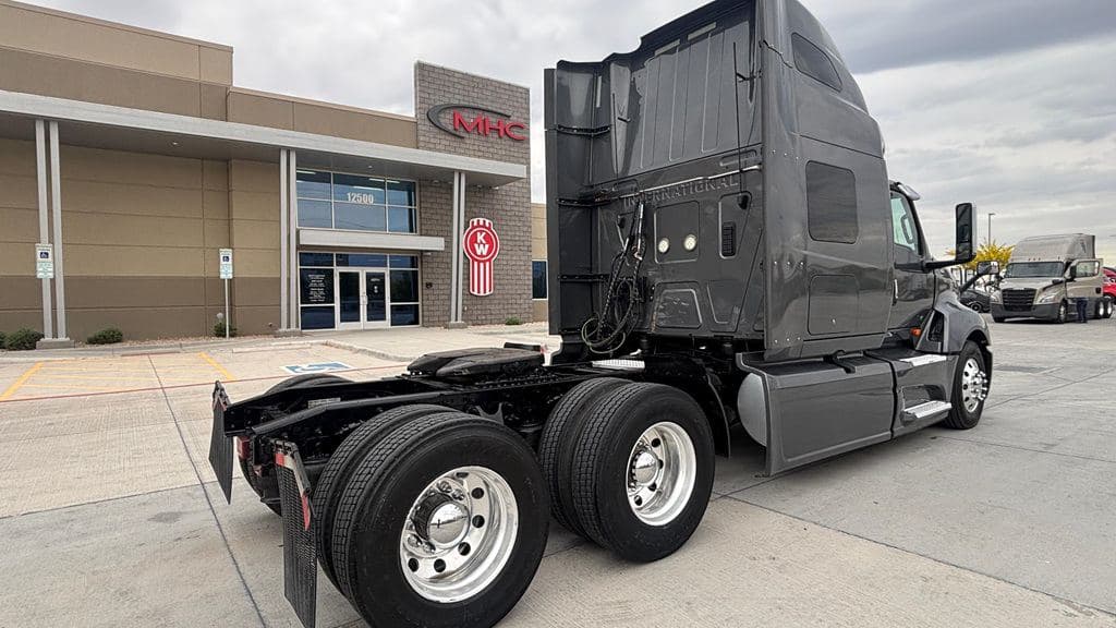 Used 2021 INTERNATIONAL LT625 image 7